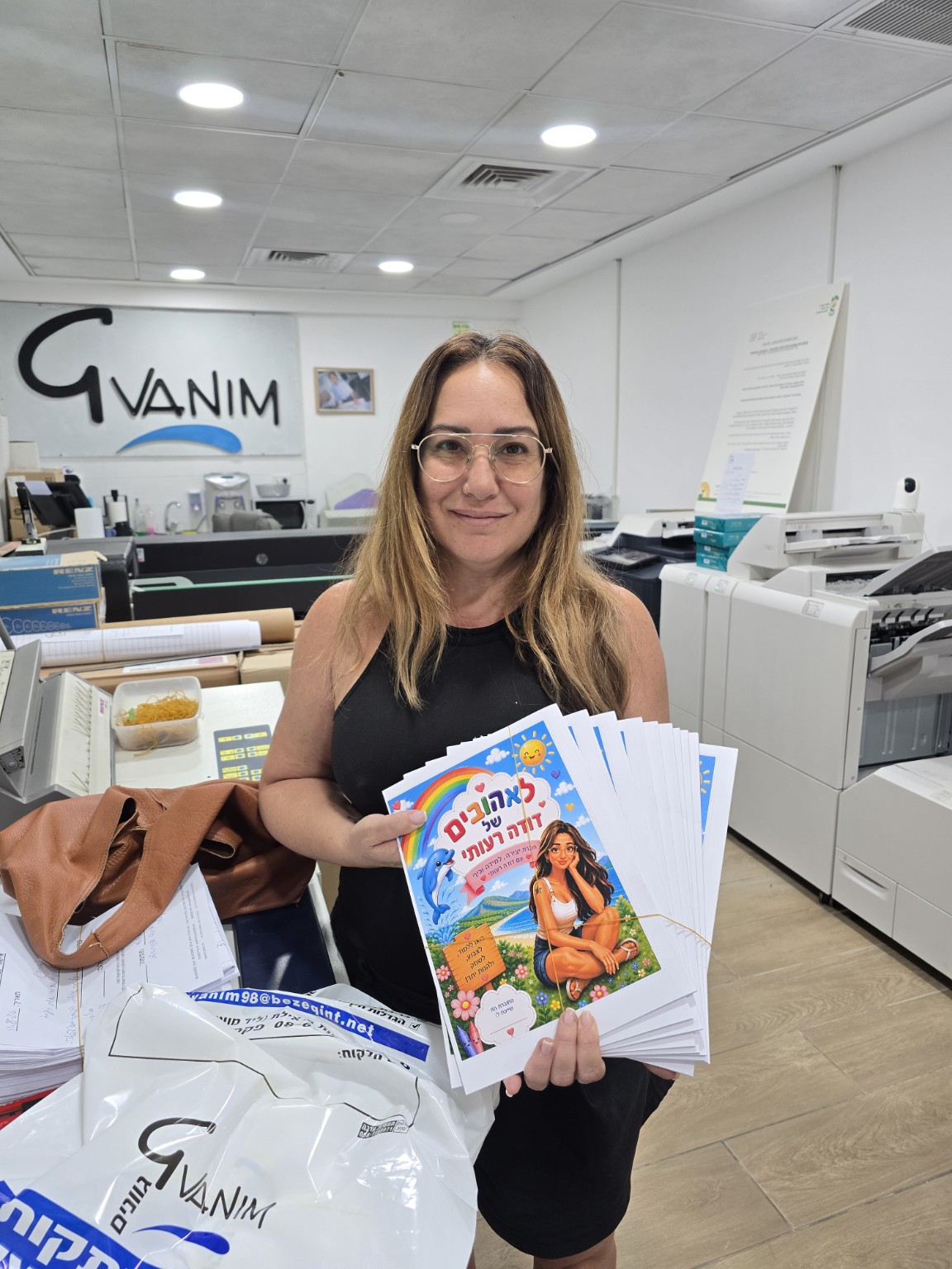 לקוחה עם חוברות שהודפסו בגוונים