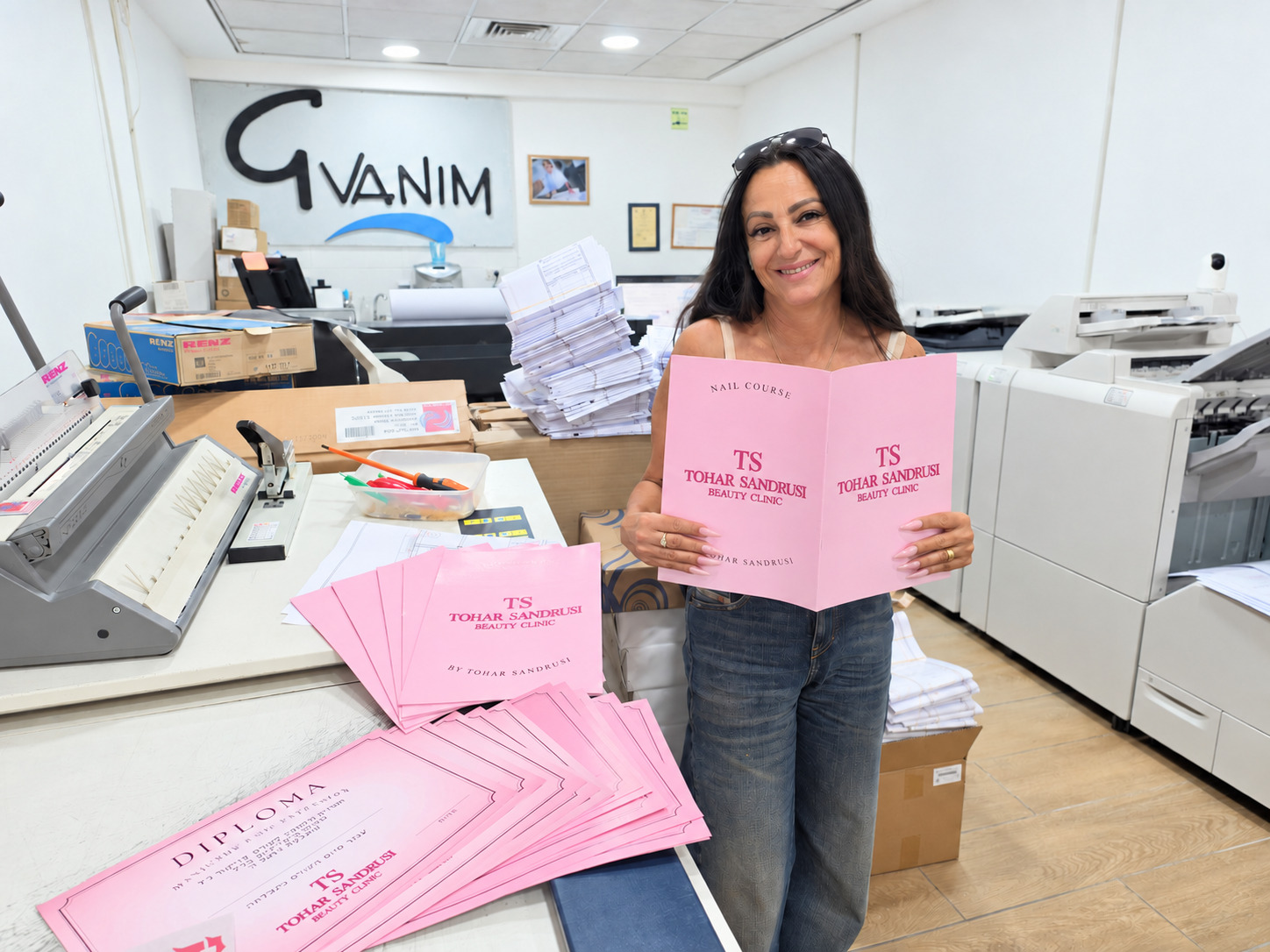 חוברות קורס ציפורניים שהודפסו בגוונים